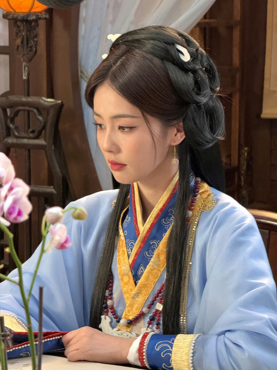 白鹿古装造型揭秘:发饰飘逸,服饰淡雅,完美诠释古风佳人形象!