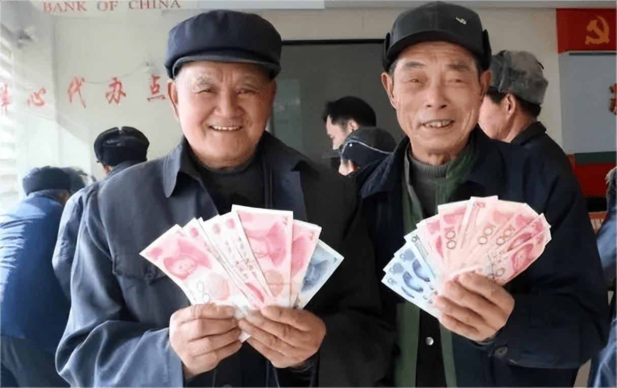 奶奶去世,大伯偷偷拿着奶奶的8万块钱存折去银行,结果他傻眼了