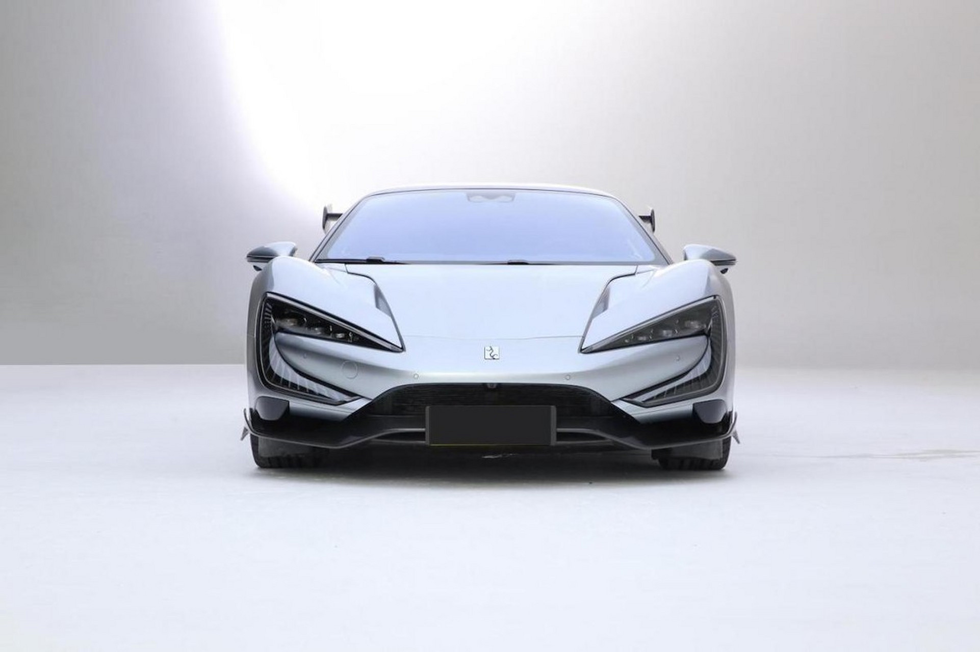 仰望u9是比亚迪通过易四方技术打造的超级跑车,实现2秒级加速,融合