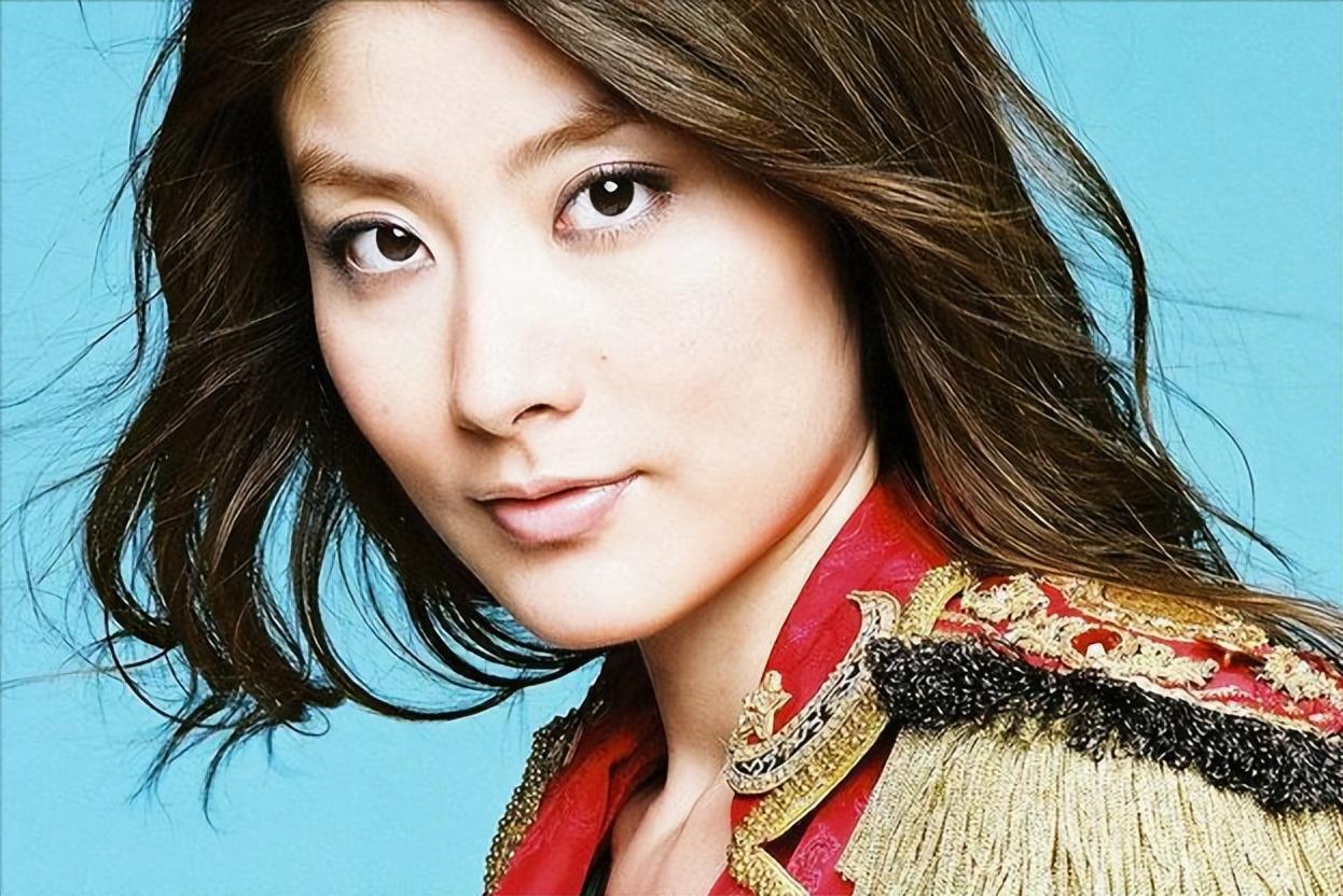 大家还记得"最美"歌手陈慧琳吗?