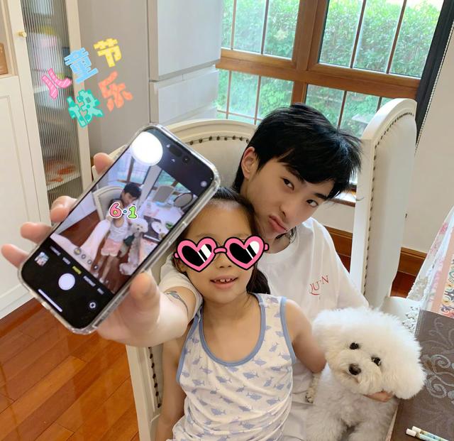 杨幂六一为小糯米送生日祝福,宠溺喊"我闺女",母女俩长得好像