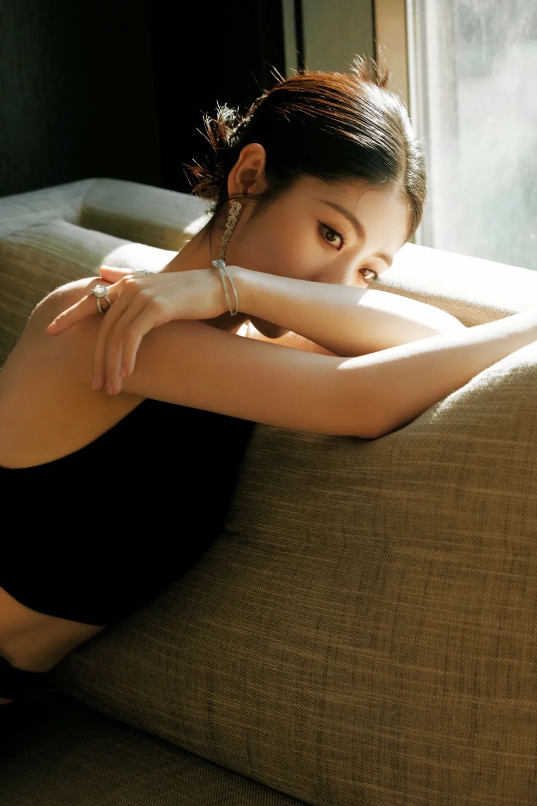 邢菲一袭黑色长裙,秀绝美身材