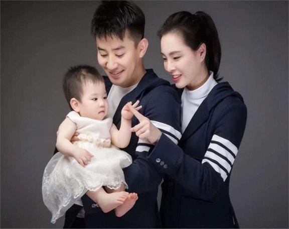 吴敏霞一家四口全家福!39岁身材超好气质出众,年收入已超千万