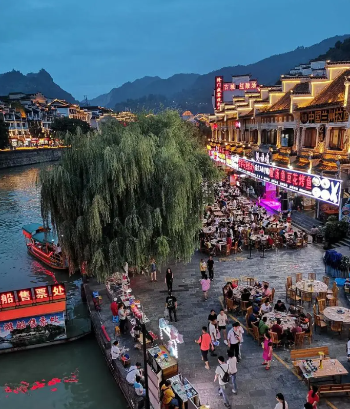 贵州镇远古镇,坐落在黔东南的中心地带,是个古老的城镇.