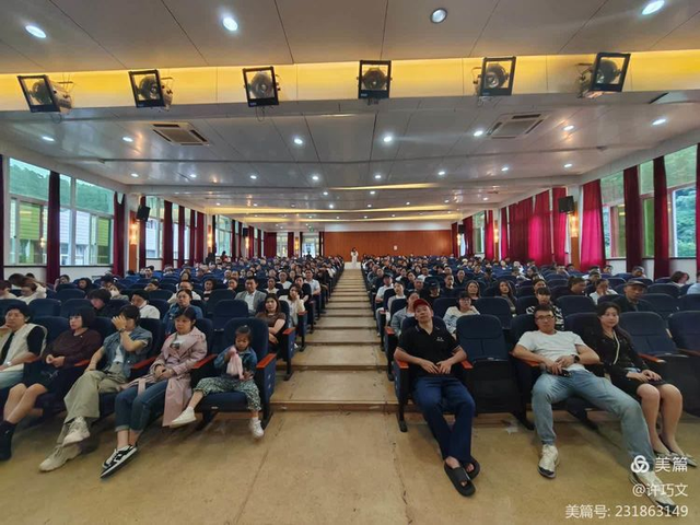 学会做"成长型父母"扶鹰教育智慧父母研修班走进温岭市第五中学