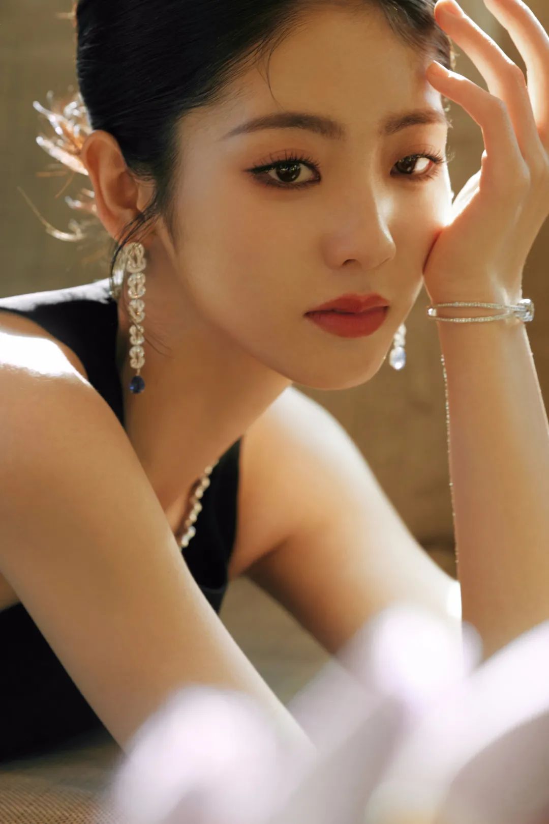 邢菲一袭黑色长裙,秀绝美身材