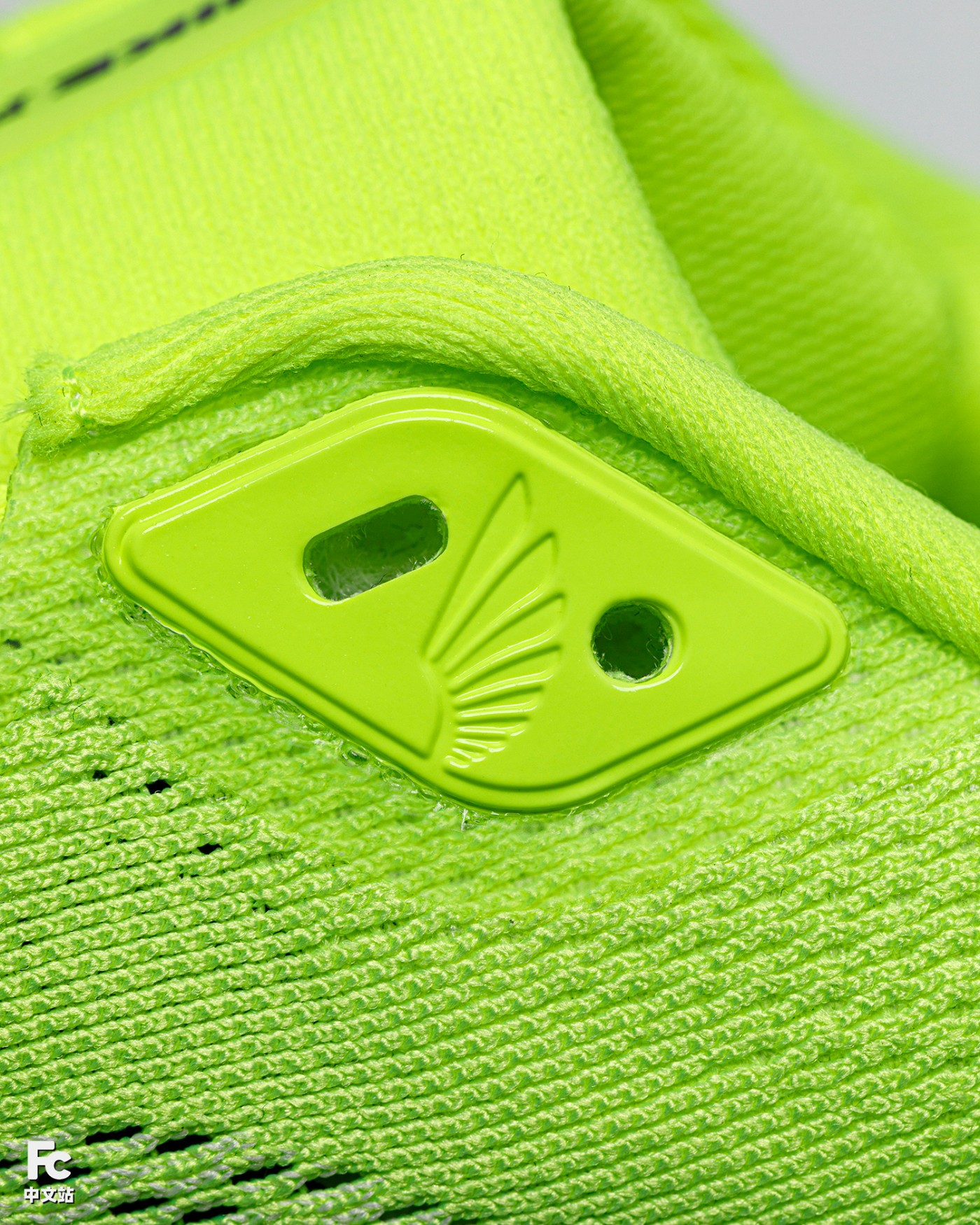 外底部分依旧是经典的耐克飞马纹理大底而且经历了无数次的更迭