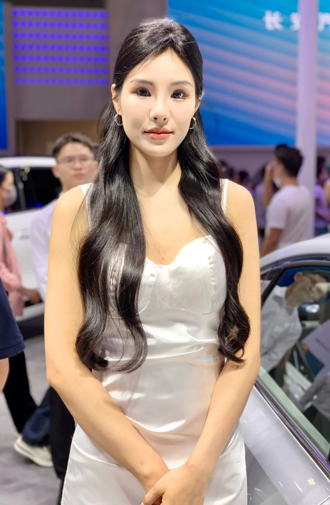 帮刘老师拍车模,网红抢了所有模特风头|2024粤港澳大湾区车展
