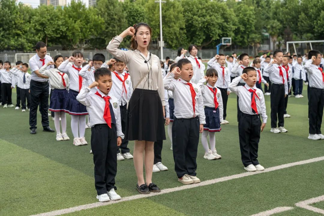 西安市雁塔区航天小学举行一年级新队员入队仪式