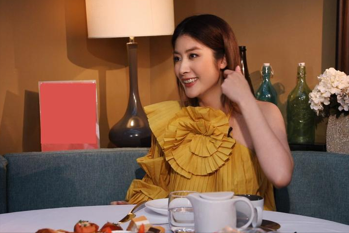 51岁陈慧琳成都街头献唱!路人视角下牙齿发黄,牛仔裤拉链引热议