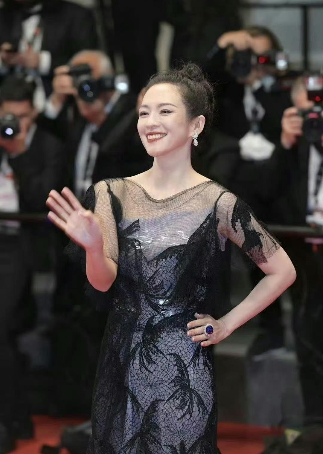 《酱园弄》戛纳红毯,章子怡作品才是底气,杨幂拘谨显尴尬