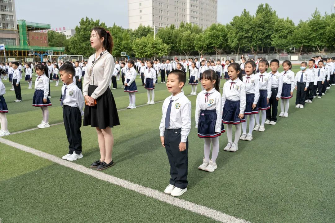 西安市雁塔区航天小学举行一年级新队员入队仪式