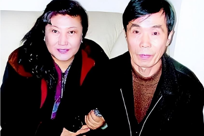 75岁老艺术家何庆魁,被亲儿子捅刀:他嫖不动了,每月1万够花