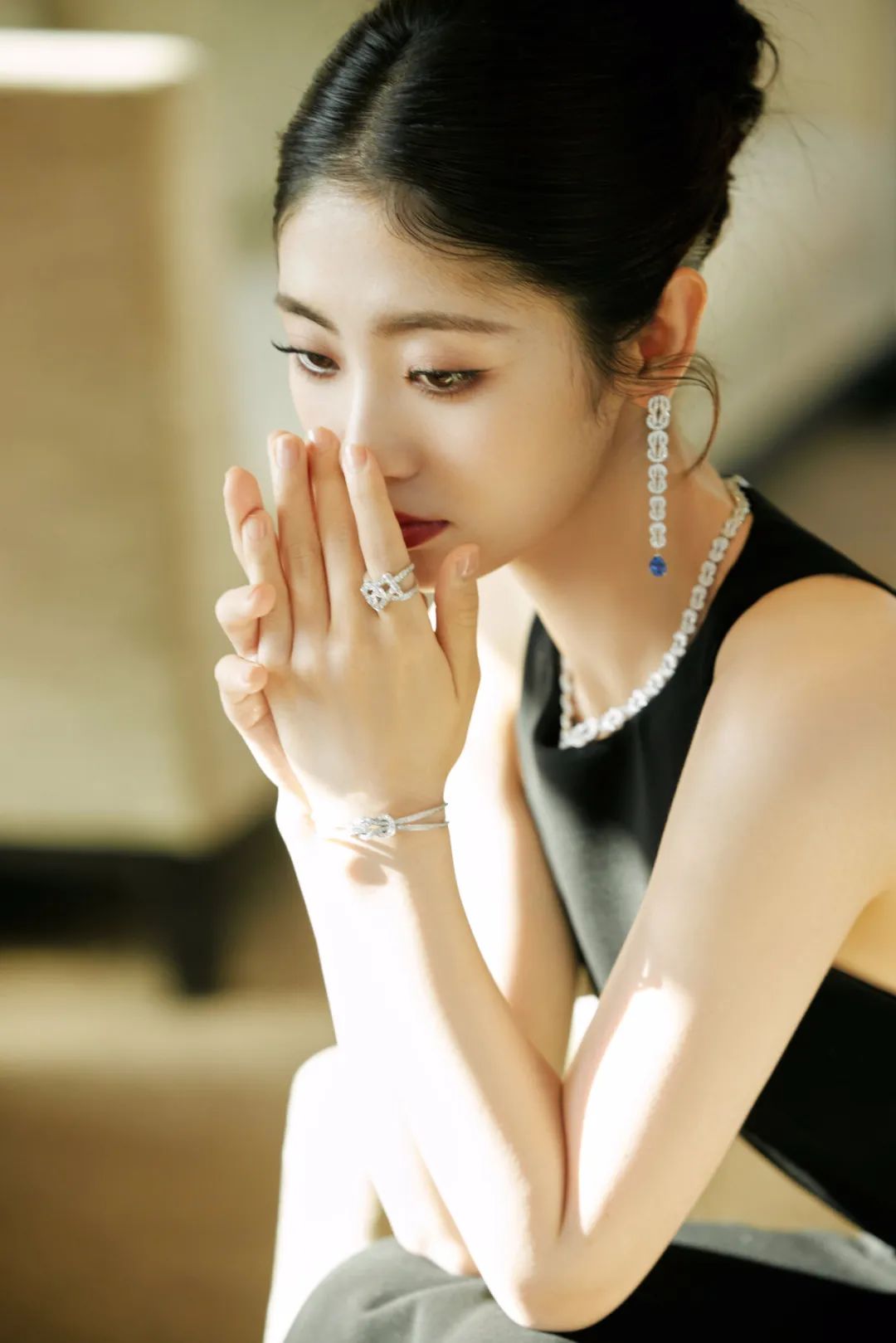 邢菲一袭黑色长裙,秀绝美身材