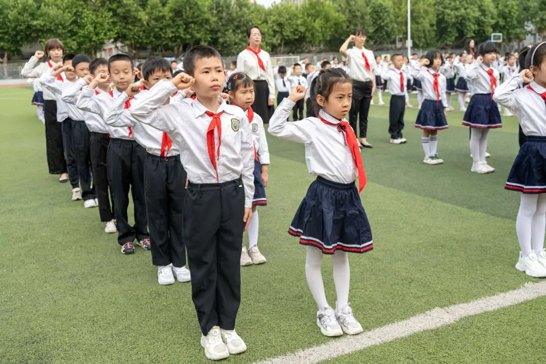 西安市雁塔区航天小学举行一年级新队员入队仪式