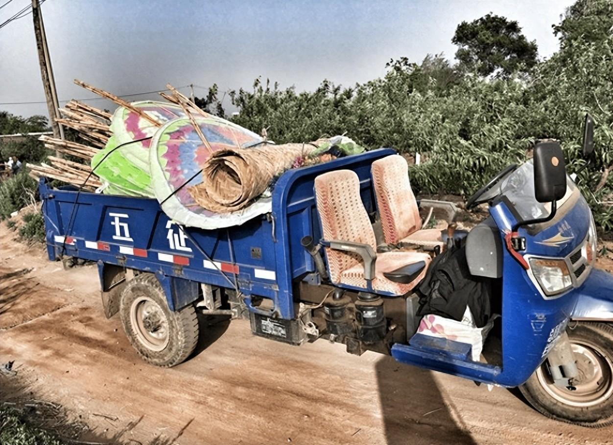"一天晚上,张海如往常一样加班后回到家中,饭菜早已冷却,李梅