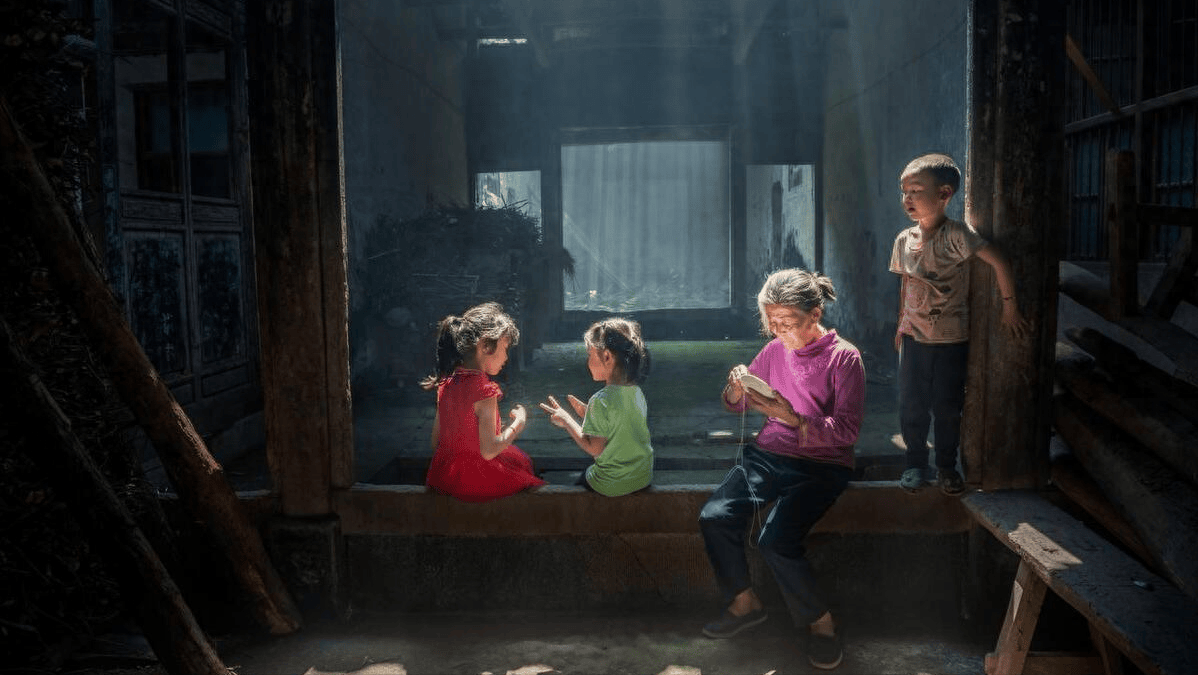 妻子多次暧昧,丈夫提出离婚,离婚后妻子住院丈夫拒绝照顾妻子