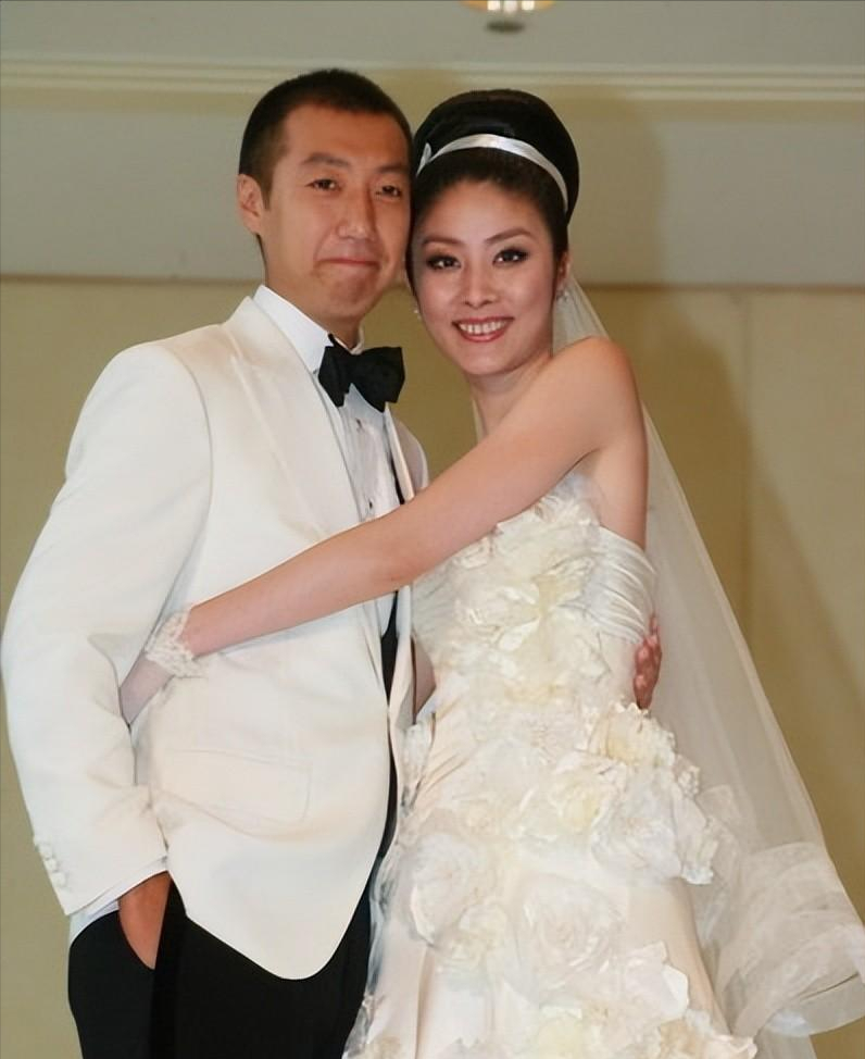 51岁陈慧琳成都街头献唱!路人视角下牙齿发黄,牛仔裤拉链引热议