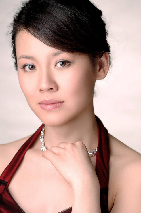 电影里的她戏份并不多,但是她这个电影新人站在镜头前和张国荣,吴倩莲