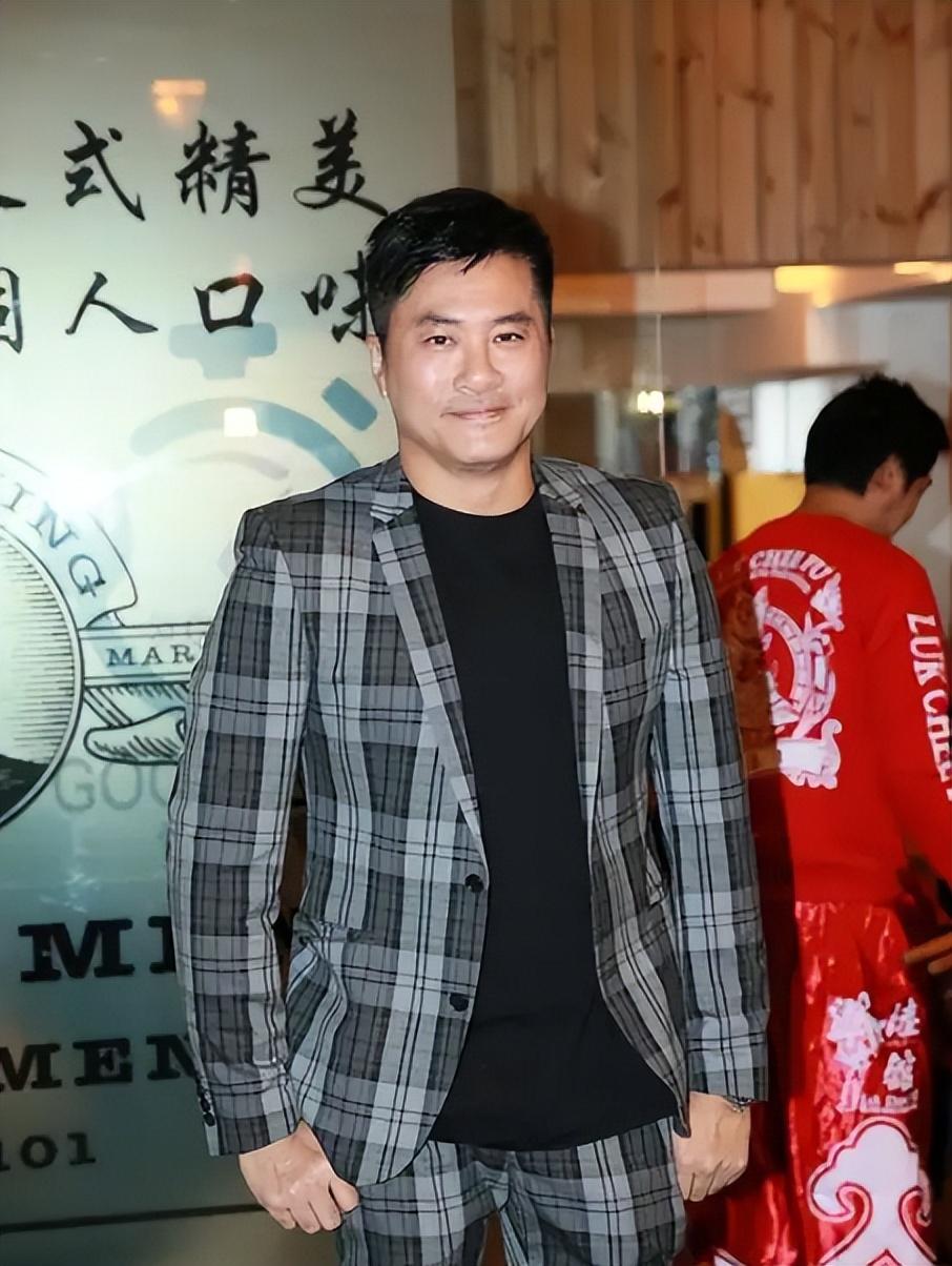 《大时代》丁蟹一家32年后现状,77岁郑少秋帅到老,四蟹变大叔!