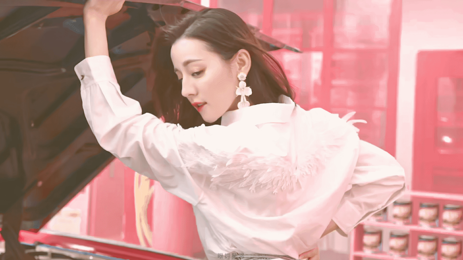 以优雅的红毯走姿,迪丽热巴成为了被誉为"风情女神"的代表.