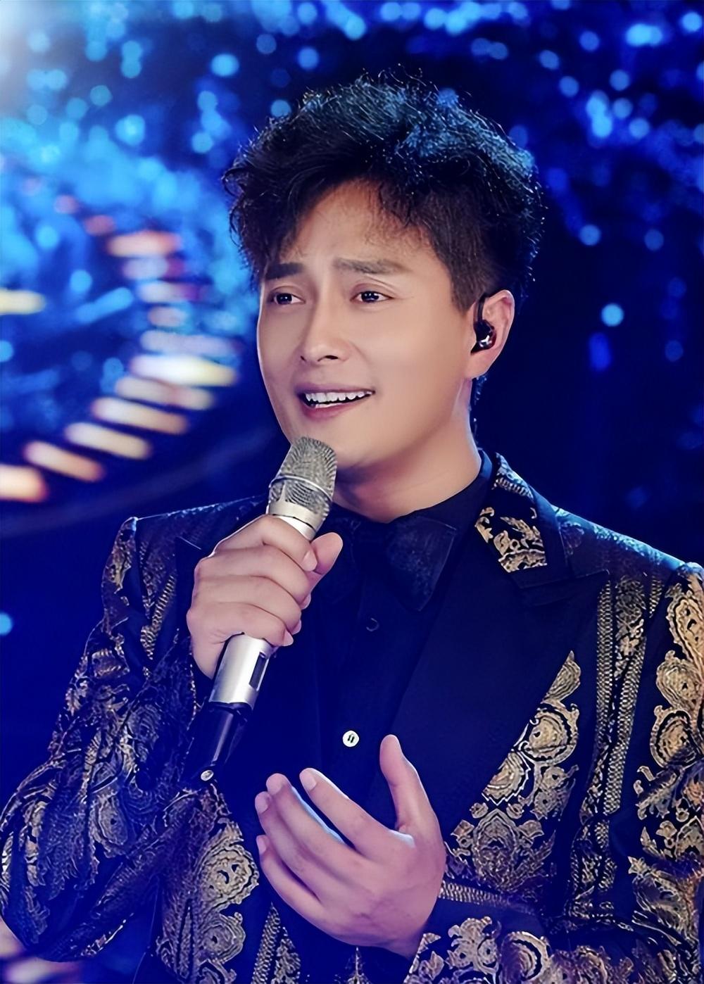 随着与郭津彤感情的加深,云飞下定决心离开原本的家庭.