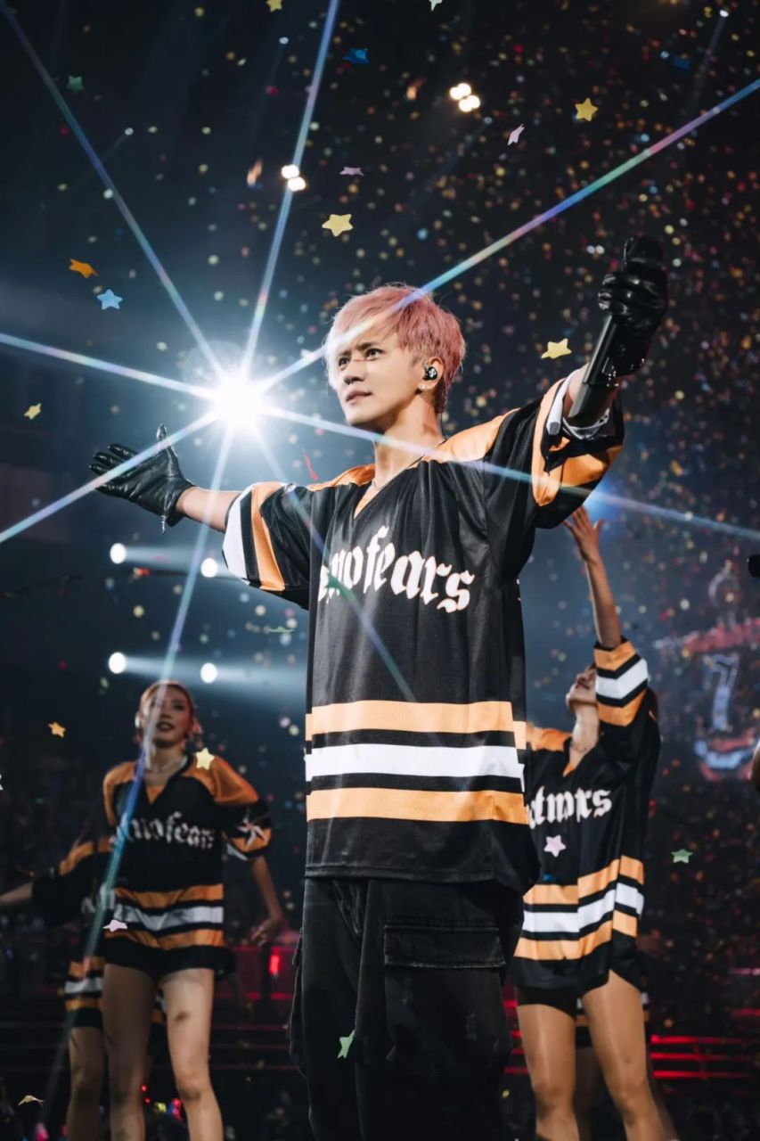 罗志祥因多人运动事件曝光后形象受损,尝试以朱碧石身份复出.