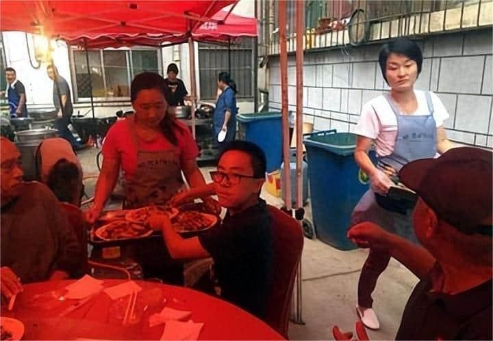 同学聚会吃了1万多,请客的人付钱走了,剩下的人突然翻脸
