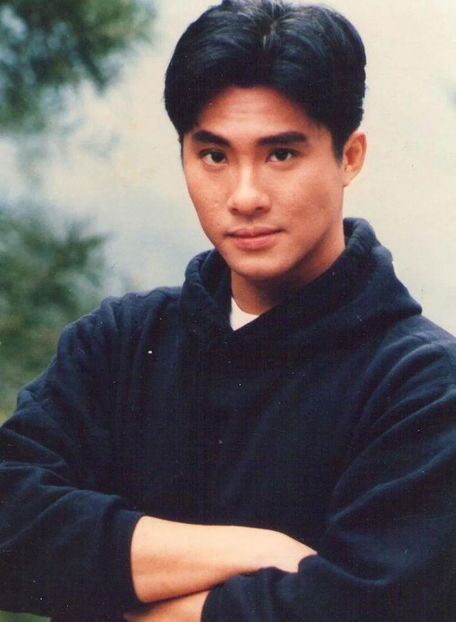 《大时代》丁蟹一家32年后现状,77岁郑少秋帅到老,四蟹变大叔!