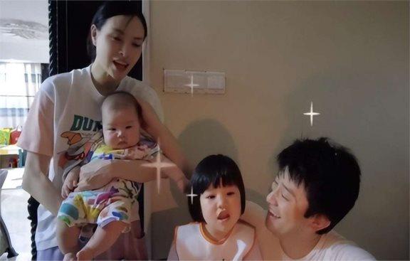 吴敏霞一家四口全家福!39岁身材超好气质出众,年收入已超千万