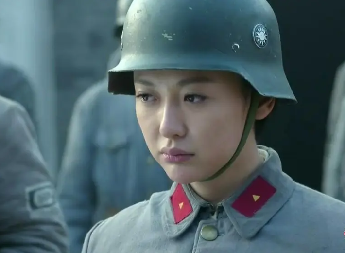 杨舒,南京政治部前线文工团体制内演员,因这个身份提供了她就业的机会