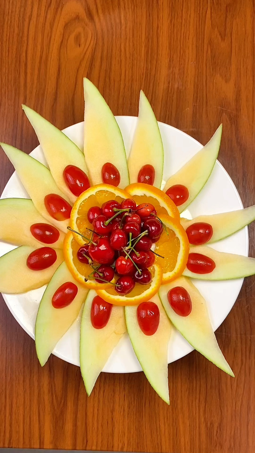 创意哈密瓜樱桃拼盘