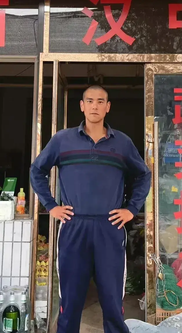 彭于晏拍《狗阵》路过陕西汉中,拍照留念:路过外婆故乡合影一张