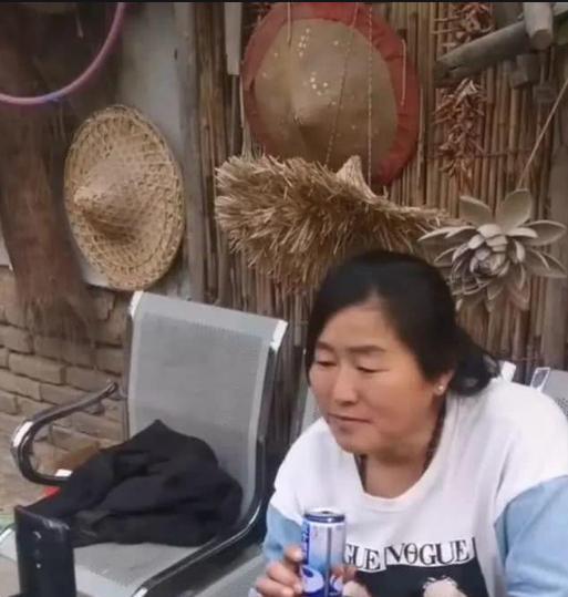 大衣嫂二婚嫁给大衣哥,贤惠善良勤俭持家,被曝在家里没地位