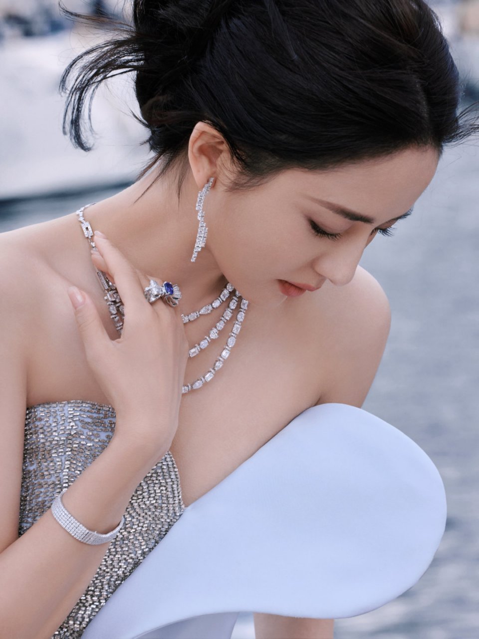 佟丽娅抹胸裙写真大赏:性感撩人,优雅动人,你心动了吗?