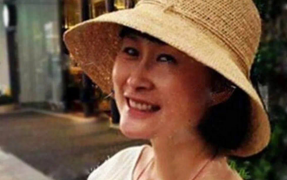 冯小刚的个人生活曾引起公众的广泛关注,尤其是他与前妻张娣的离婚