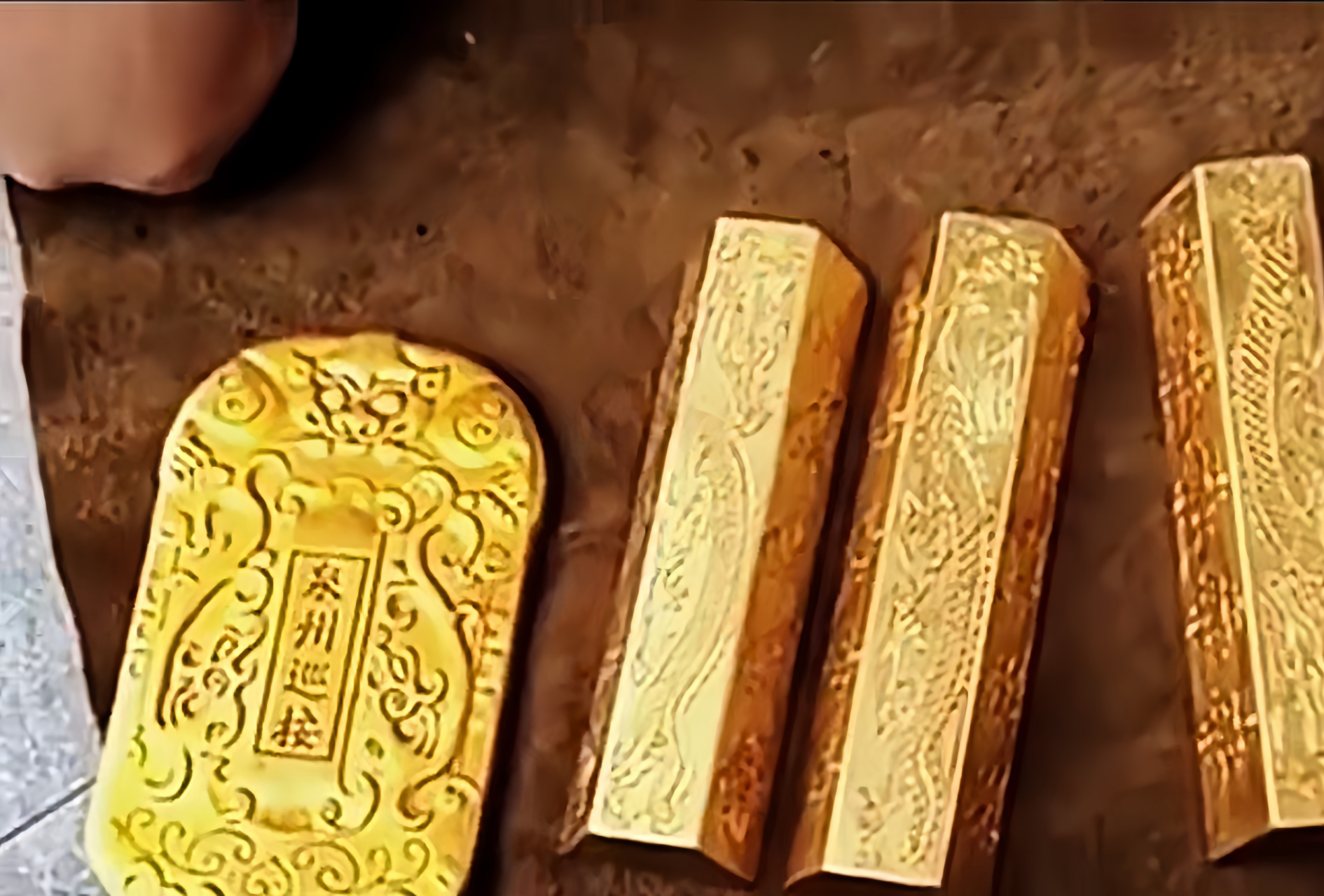 卖家说这是乾隆时期的黄金,一块就有一斤,足足有500g,卖家看我老实,要