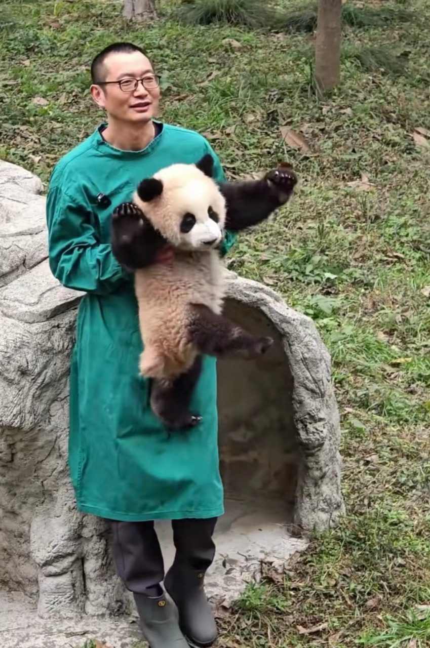 火山哥:"姨姨们,我下班咯,再见!