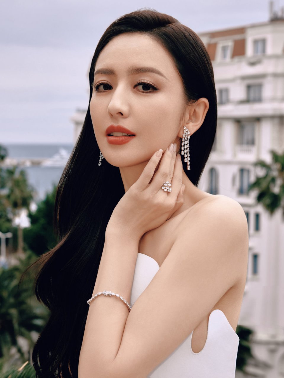 佟丽娅抹胸裙写真大赏:性感撩人,优雅动人,你心动了吗?