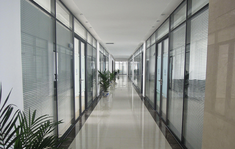 青岛玻璃隔断的安装与优势解析