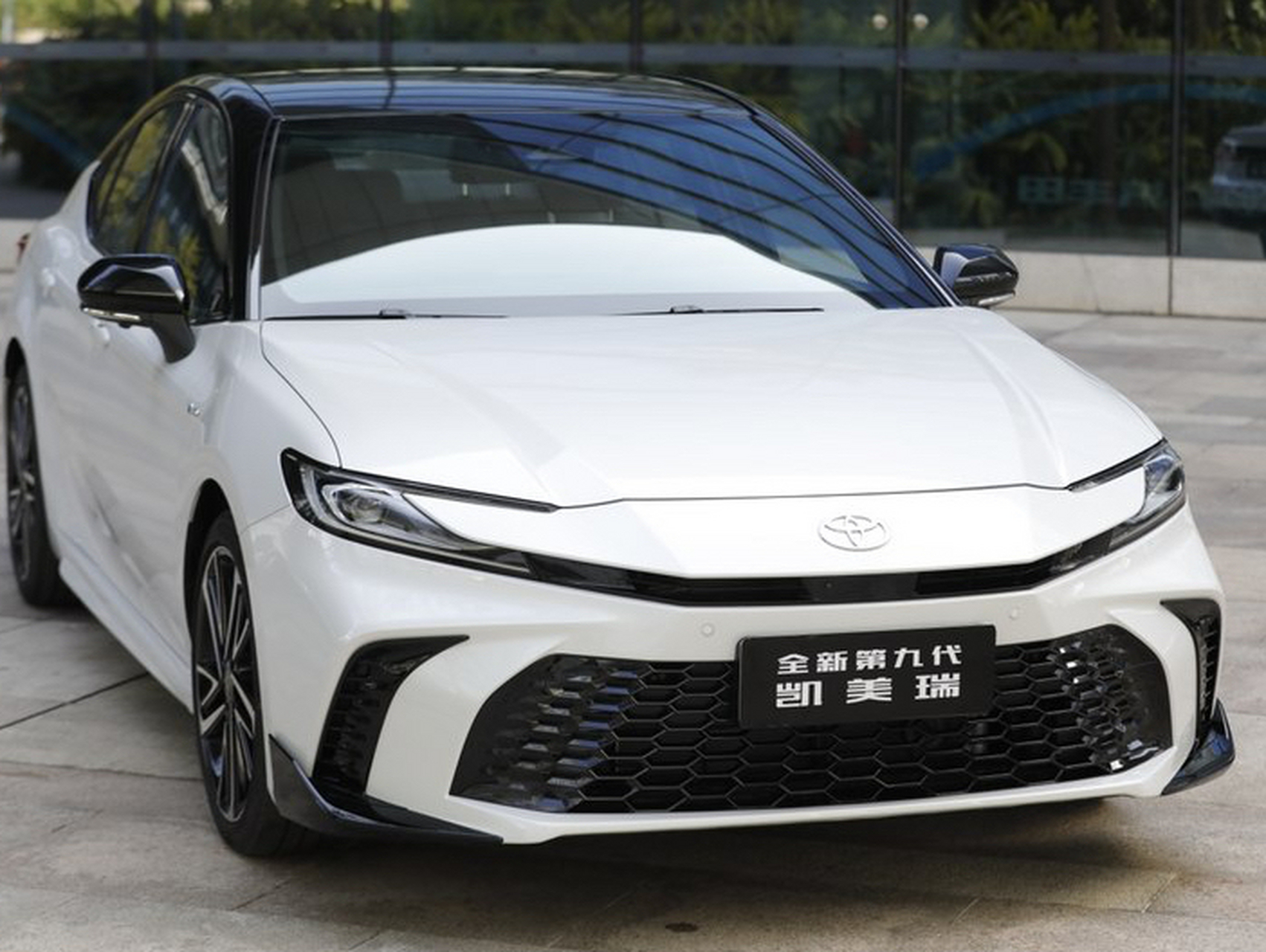 2024款的新一代丰田凯美瑞,就外观而言,尾部设计最漂亮,前脸和侧身有