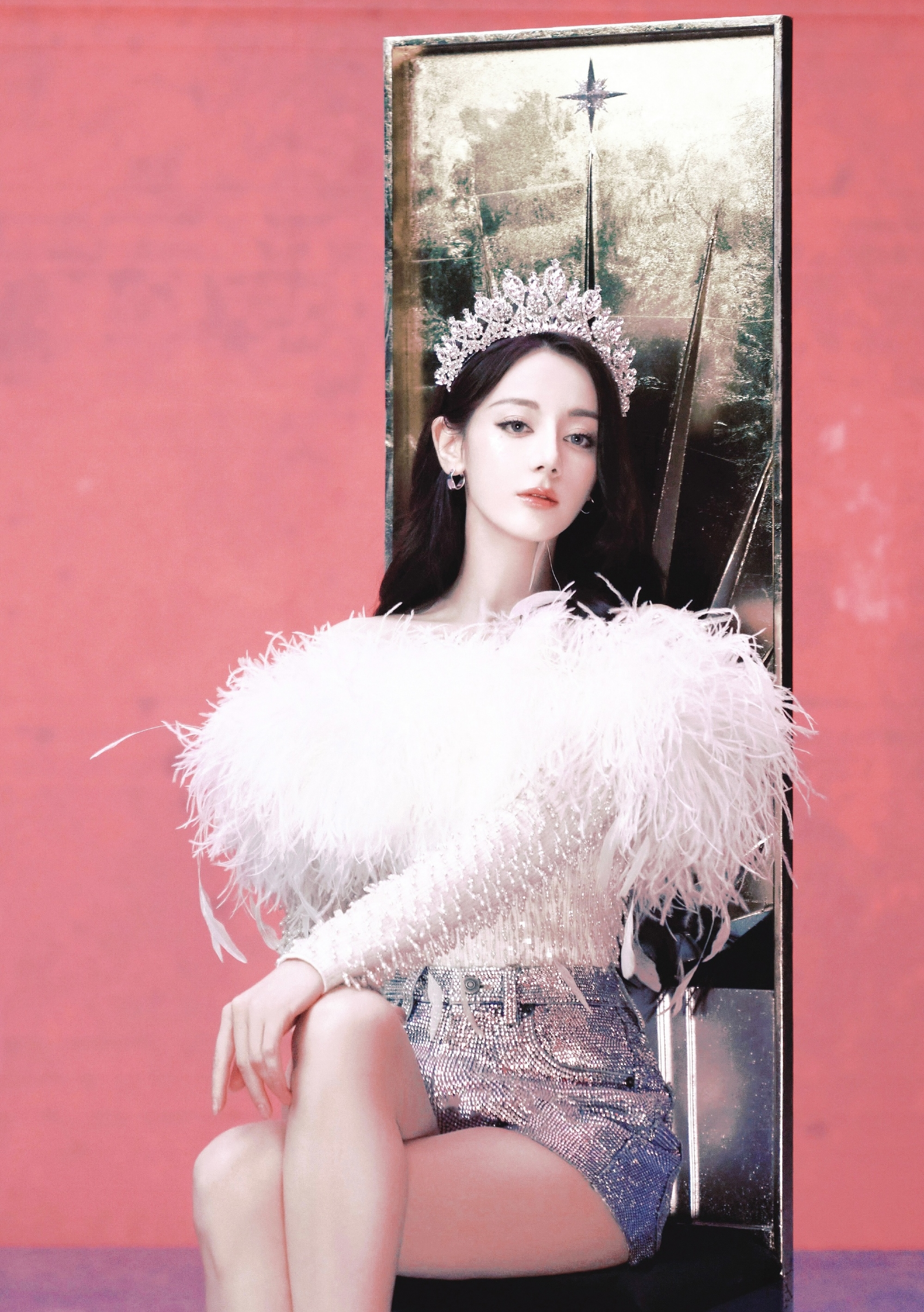 迪丽热巴带上女王冠太有女王范了,这顶皇冠不仅点缀了她的容颜,更将她