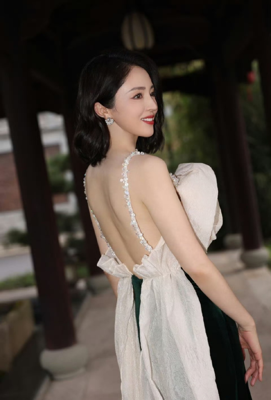 董璇,高定吊带裙,优雅知性,美丽动人!