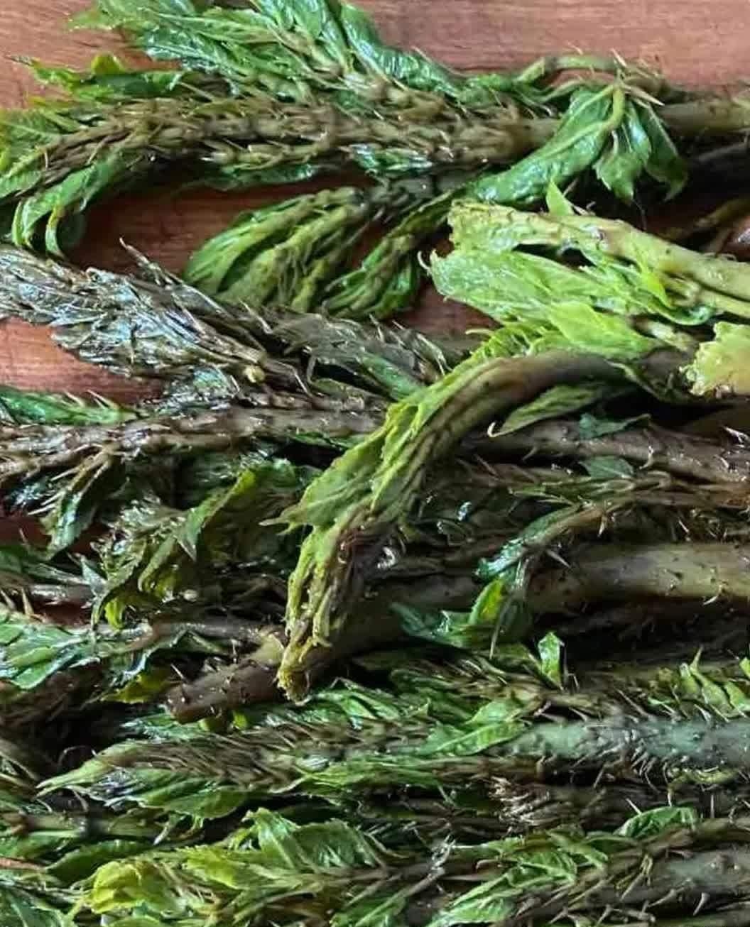 家人们,谁知道这个东西怎么做啊,这个应该是菜吧,没见过呀,那个刺吃着