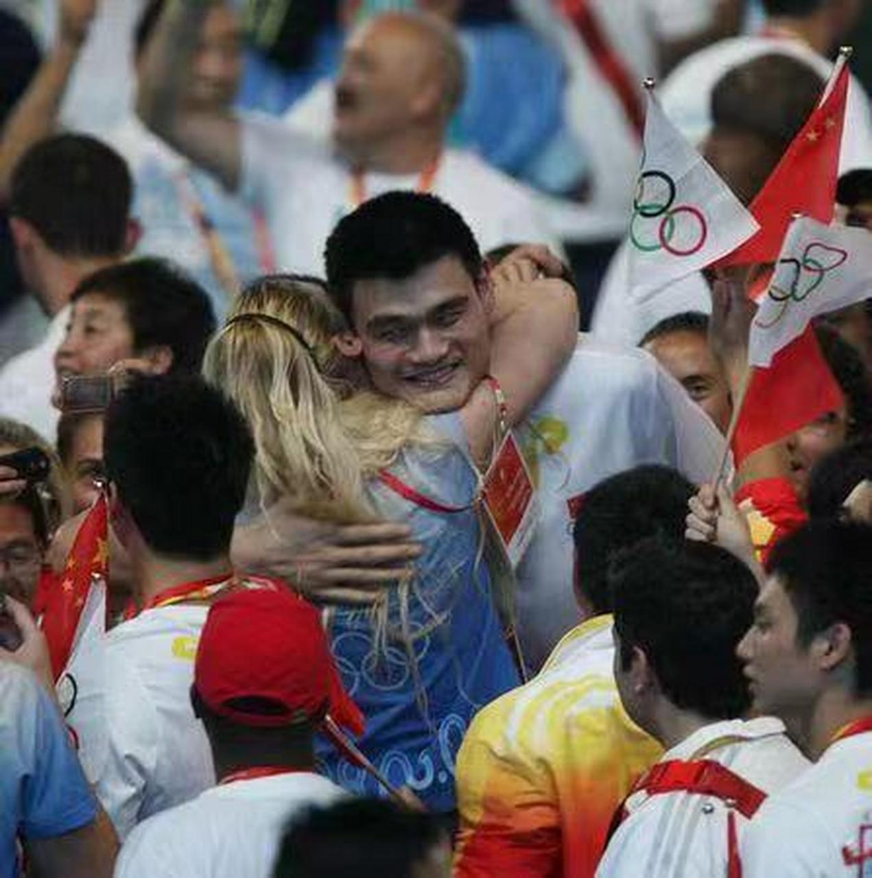 澳大利亚女篮43岁的中锋劳伦杰克逊接受采访时,被问到:看到姚明了吗?