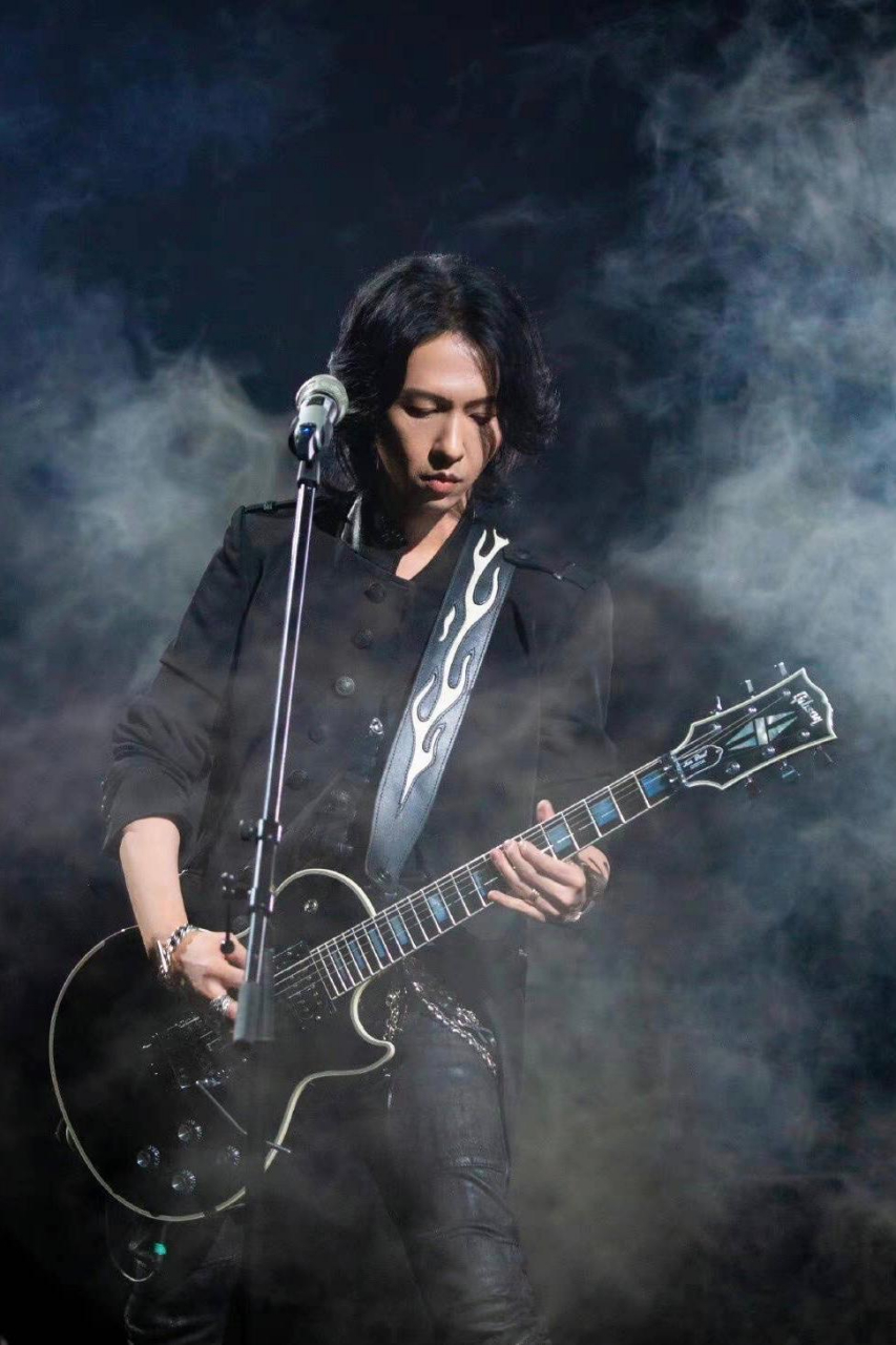 窦唯之后,"黑豹乐队"又爆火,主唱张淇成"披荆哥哥"人气王,40岁张淇