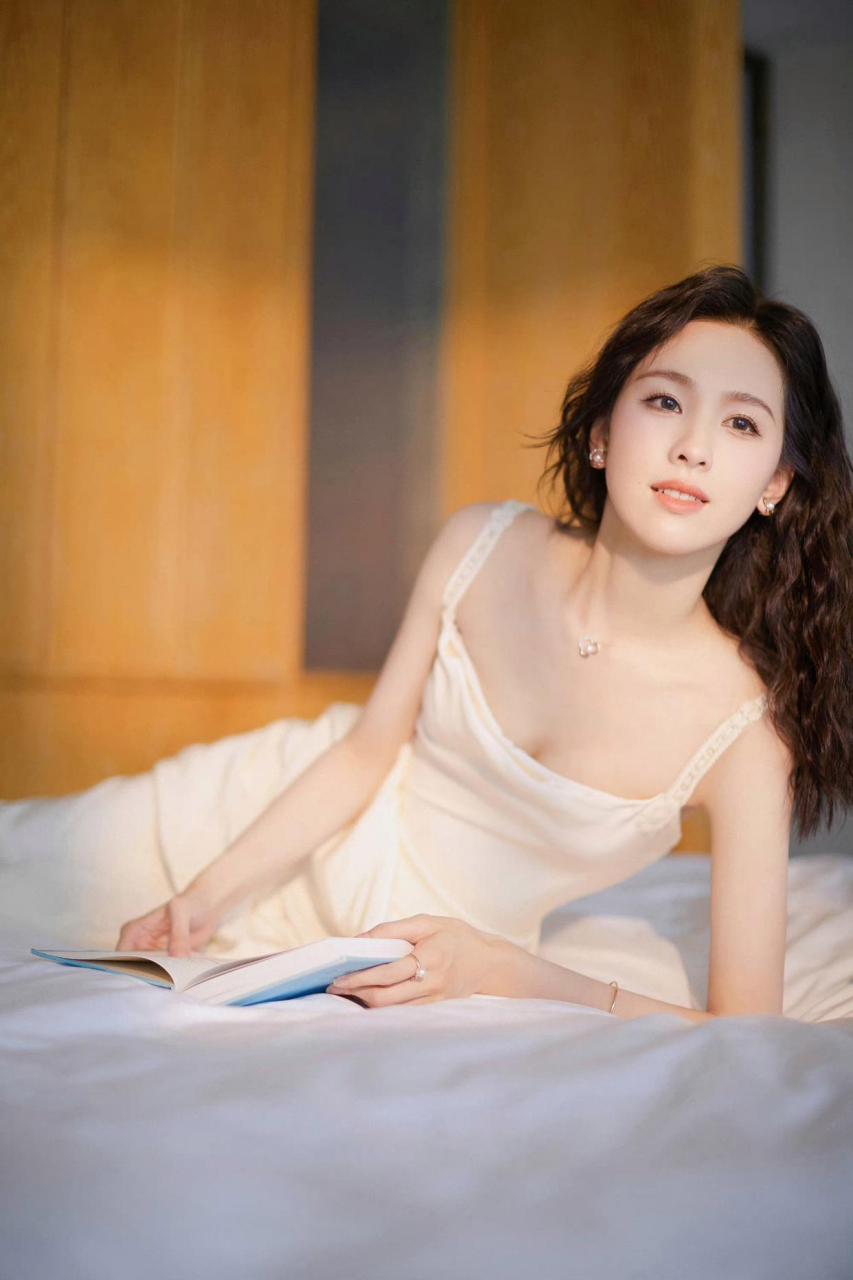 陈都灵白色吊带礼裙好美温婉的大美人!