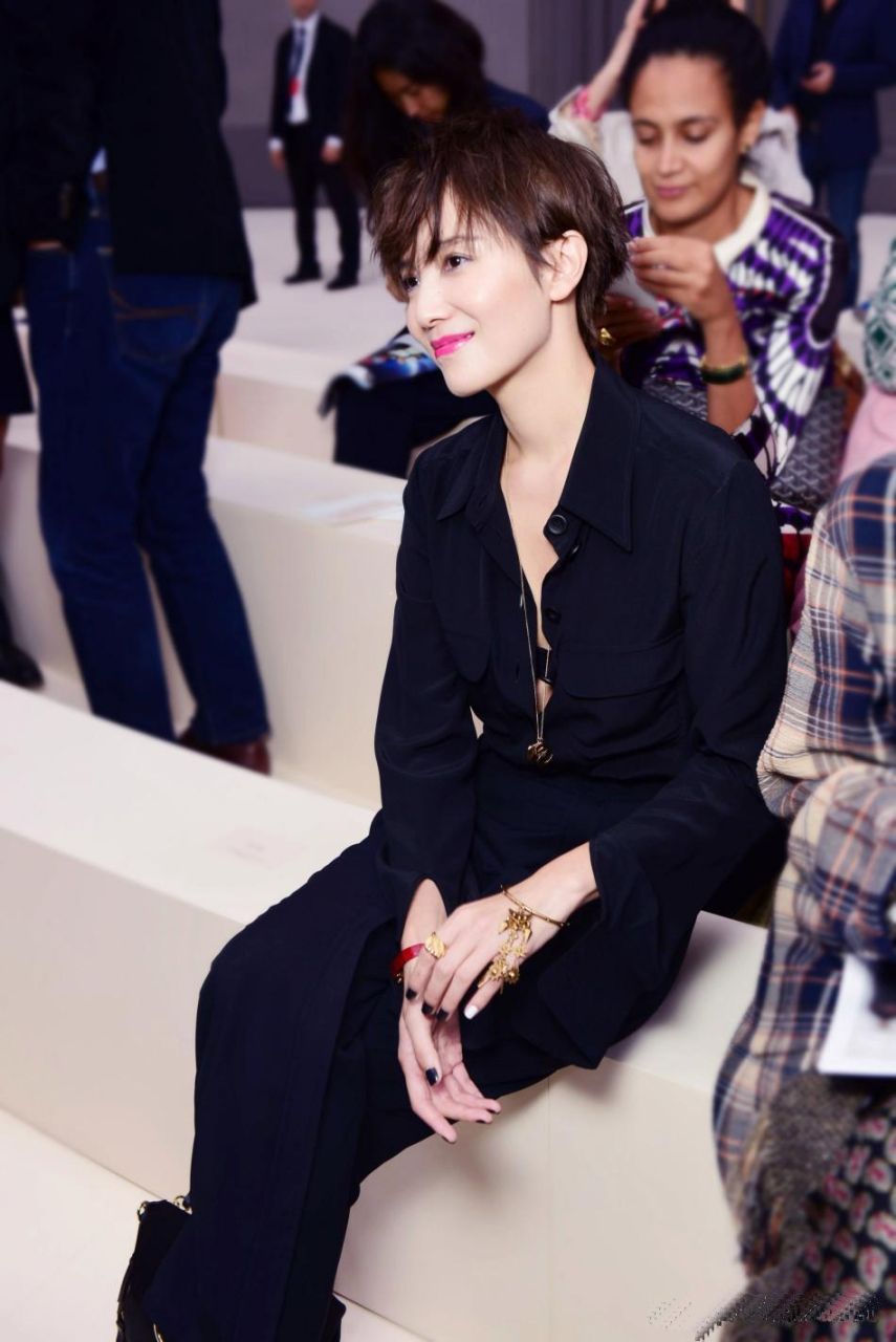 宋佳短发太飒了