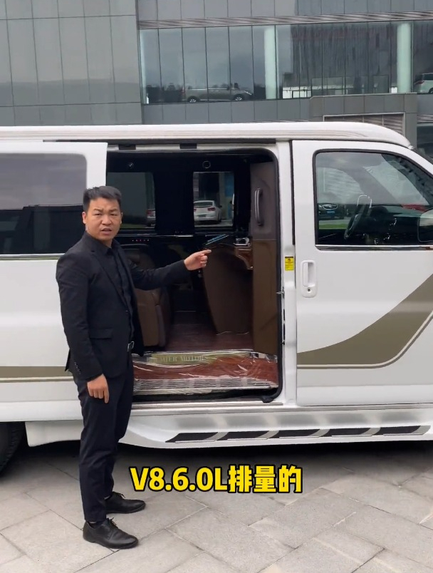 gmc保姆车是v8.6.0l排量的 5.7米车长 内饰带电视机航空座椅