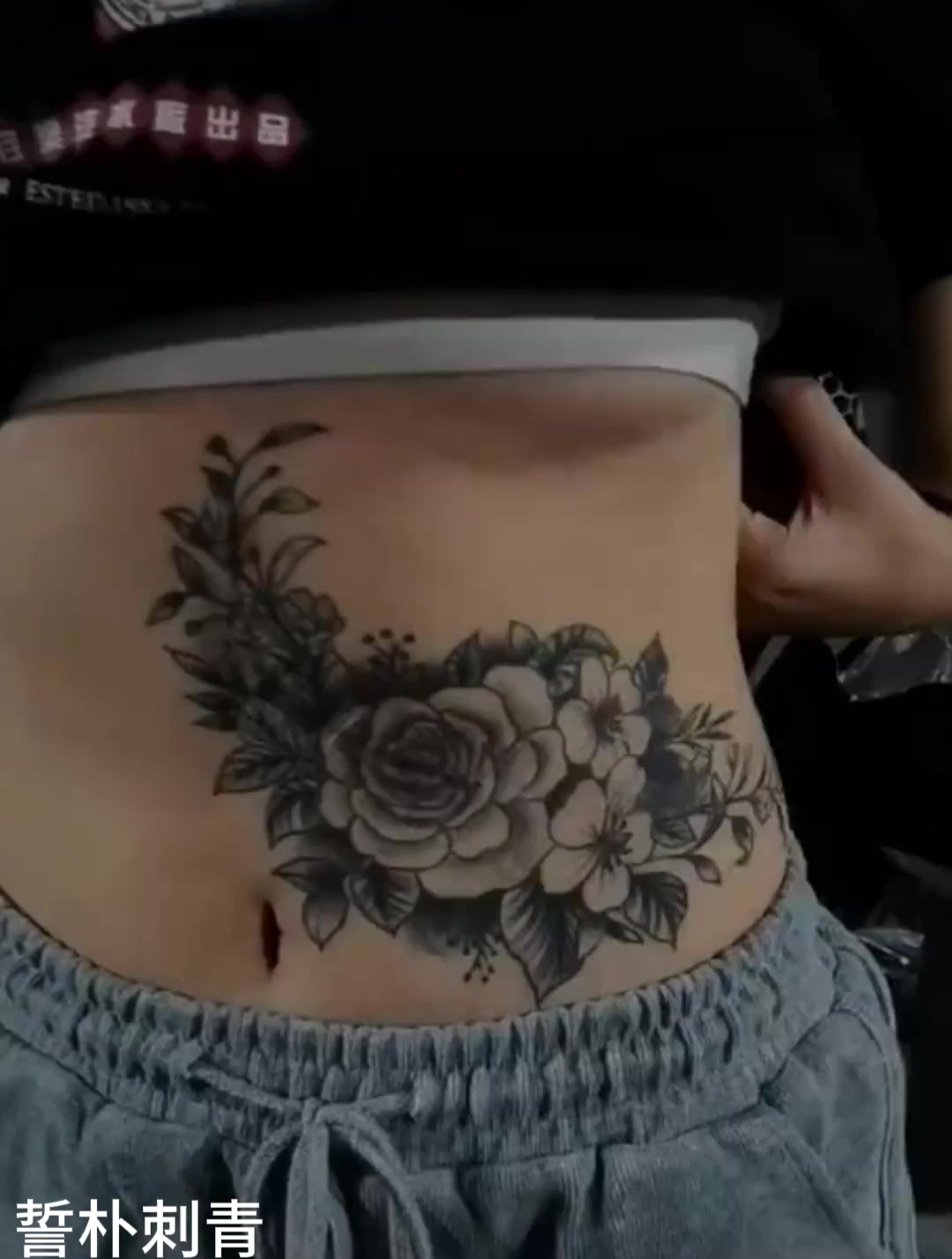 纹身现在尺度这么大了吗,全身只裹一个浴巾,看着就尴尬
